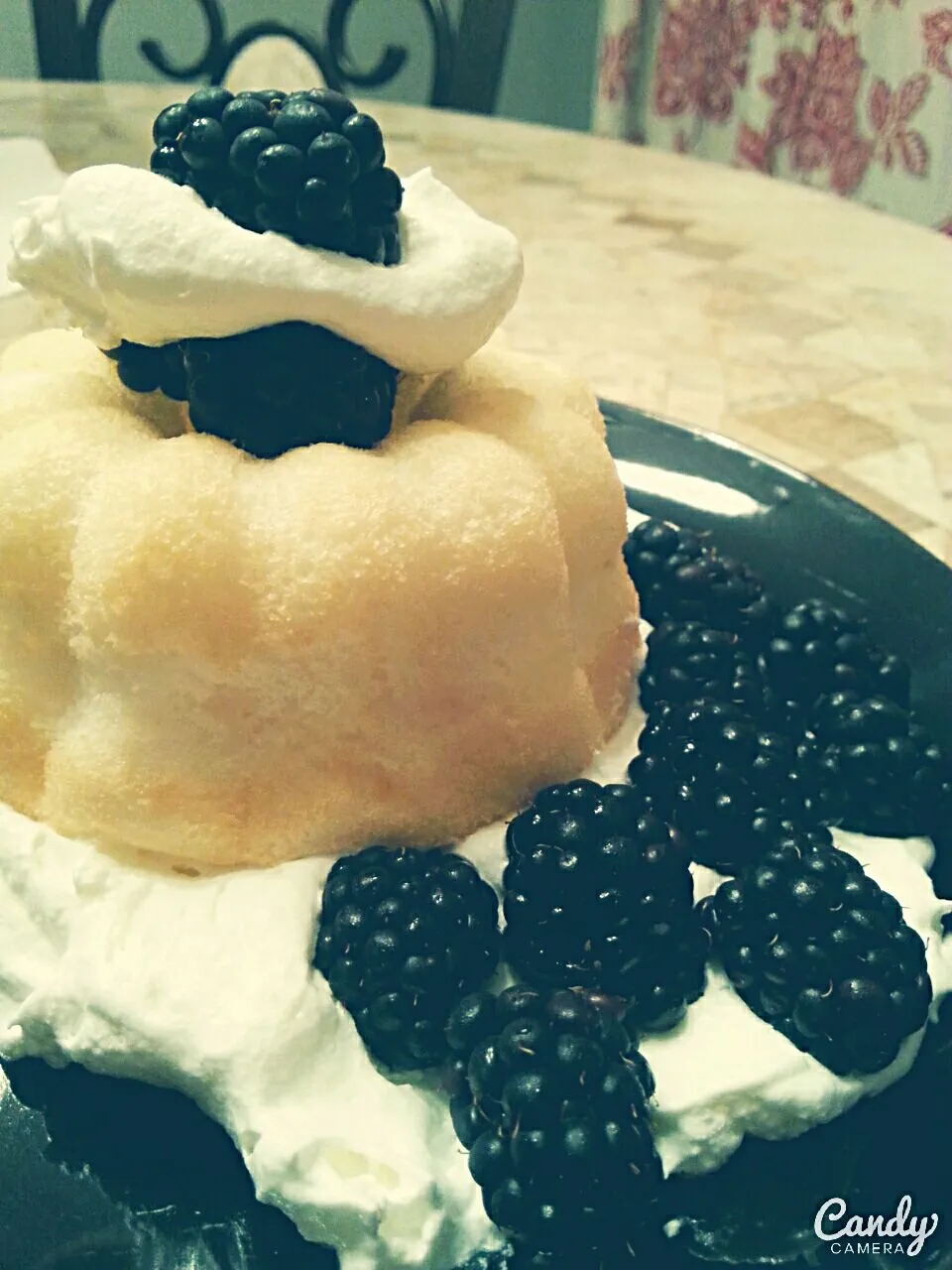 Mini Angel Food Cakes with Blackberries and Whipped Cream|Courtney Alizabet Riess Handelさん