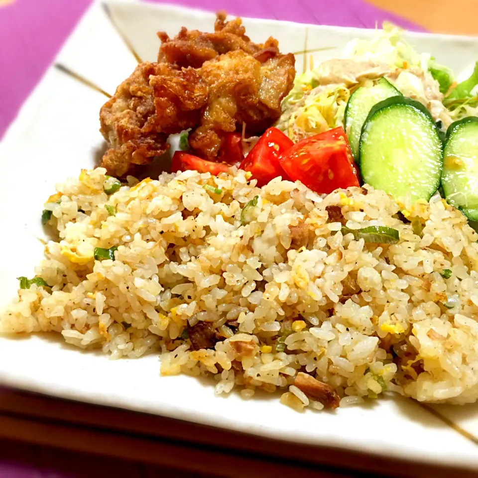 ランチ！余り物で炒飯と鳥のから揚げ！😋|しんやさん