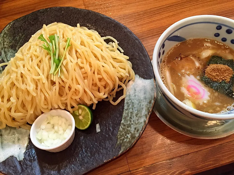 もの凄く久しぶりに、みさわのつけ麺を食べに行く。何時もの店長がお休みらしくて居なかったから、麺の茹で加減も締め加減も今ひとつなのよね（寂|にゃあ（芸名）さん