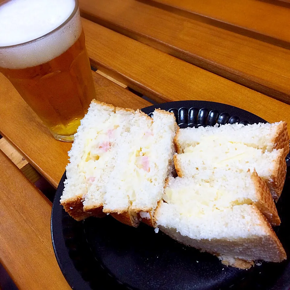 ビール🍺とポテトサラダサンドで
今日は軽めのディナー🍴|たまこっこさん