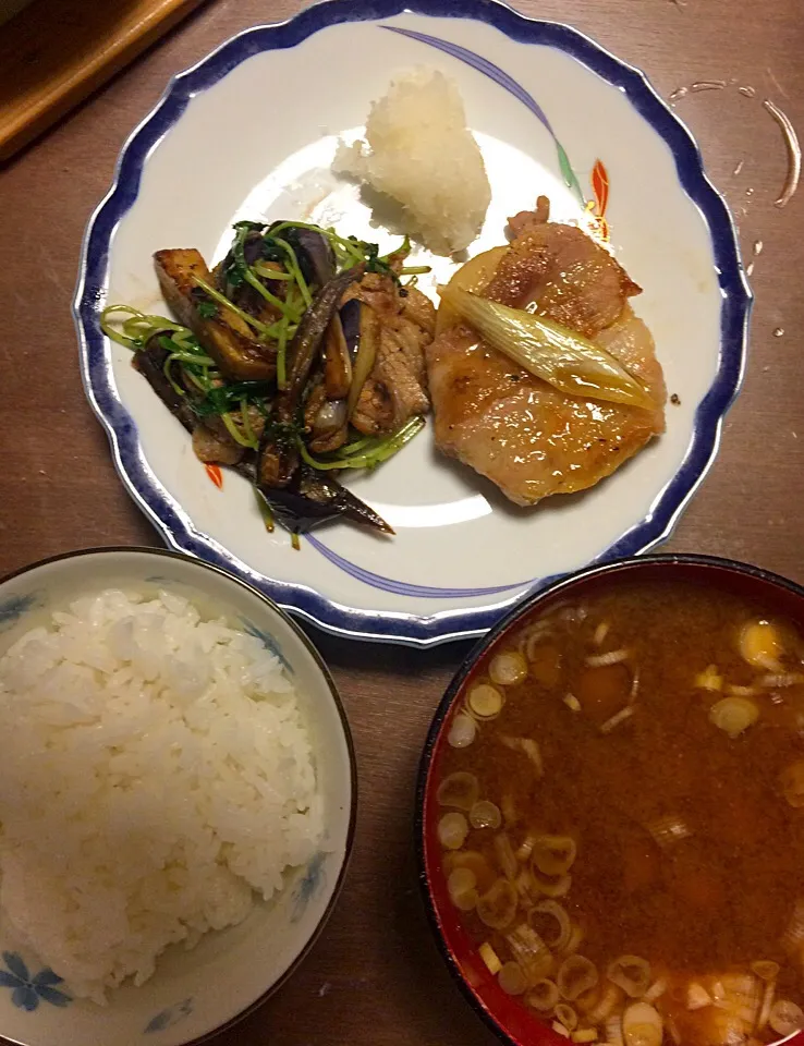 Snapdishの料理写真:豚バラ、ナス、豆苗生姜焼き  &  豚腹巻レンコンきんぴら炒め煮|Junko Tominagaさん