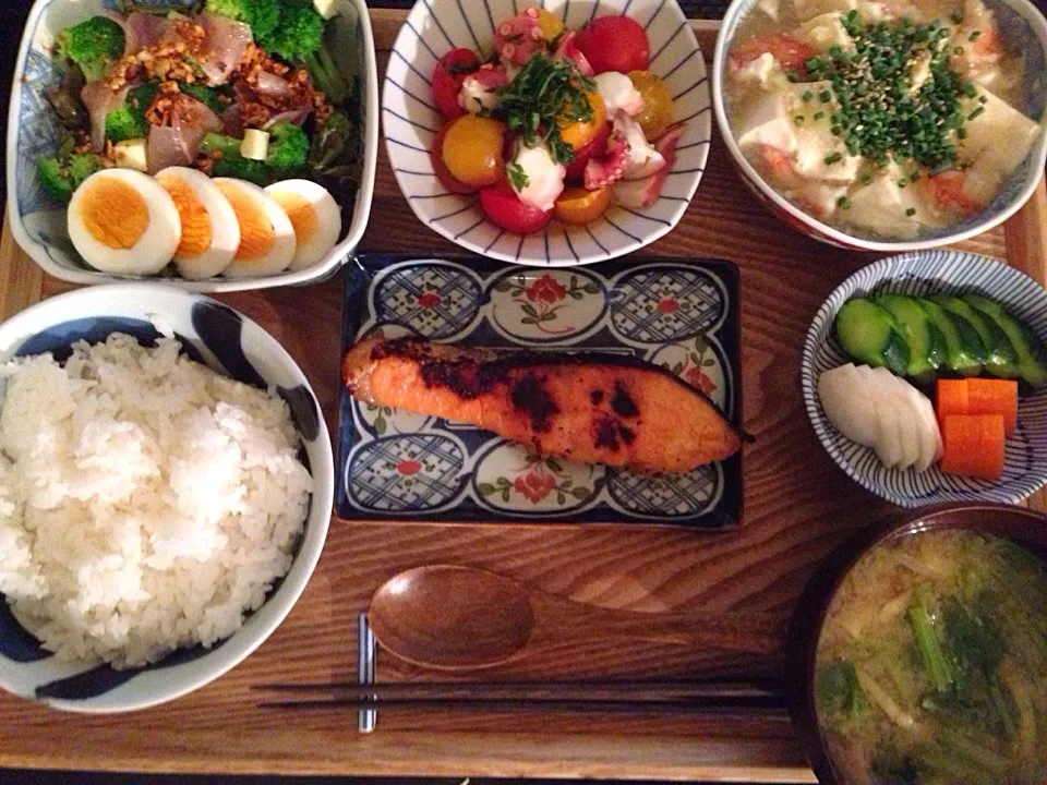 鮭の西京焼き、豆腐と海老煮、タコとトマトのマリネ、ブロッコリーと生ハムのアンチョビドレサラダ、カブと揚げのお味噌汁|ayumiさん