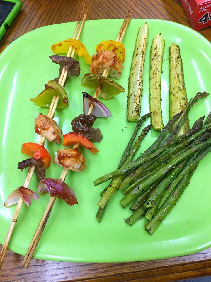 Bbq Chicken and steak kabobs with baked asparagus and zucchini|tiffany masonさん