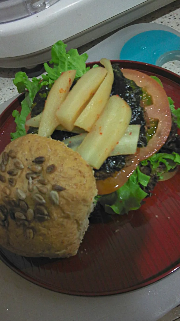 Homemade Beef Burger with Seaweed and Kimchi|Diane Seraさん