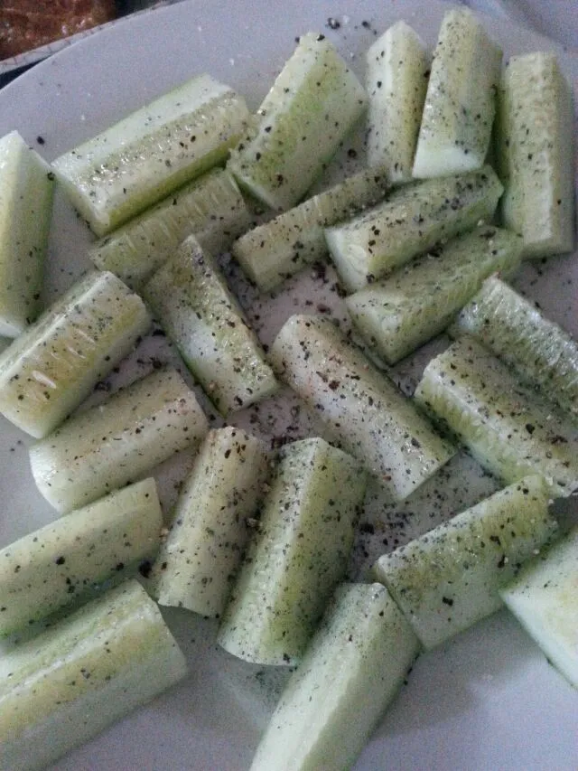 farm stand cuc with Hawaiian black salt and fresh cracked black pepper. perfect snack for this hot day!!|Polly Gelfusoさん