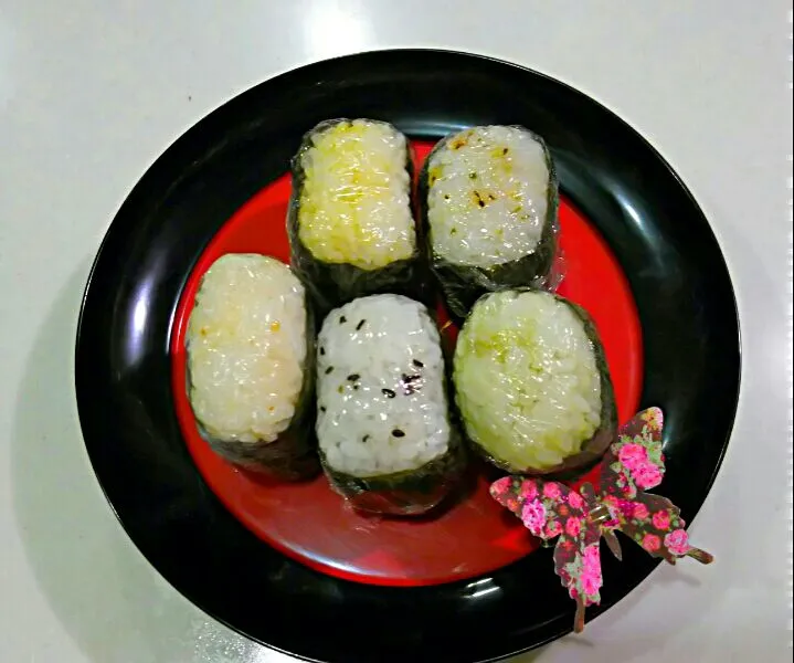 Snapdishの料理写真:おたのしみチビ塩むすび🍙
(カレー塩、ハーブ塩、焼き肉塩、ごま塩、抹茶塩)|みうのすけさん