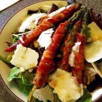 Snapdishの料理写真:Prosciutto wrapped asparagus with spring mix, fresh figs, grapes and shaved Parmesan, drizzled with a date infused balsamic vinaigrette...|Diana Poulos McGrathさん