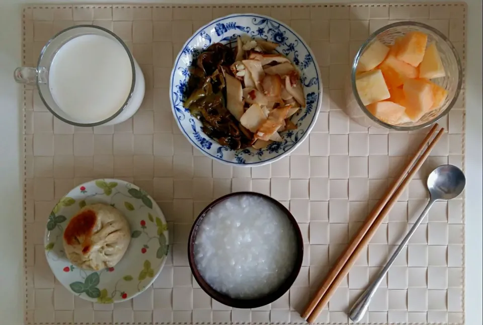 Breakfast: fried homemade buns, congee, fried mushroom with stewed pork, fried paper, fruit, milk.|Liciaさん