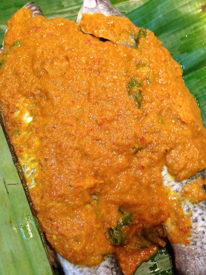 Spiced Baked Sea Bass in banana leaves.|Joha Hassanさん