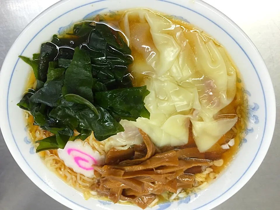 西新井駅ホームの立ち食いラーメン屋にて、ワンタンメンにワカメとメンマをトッピング。でも600円！|TonyYamadaさん