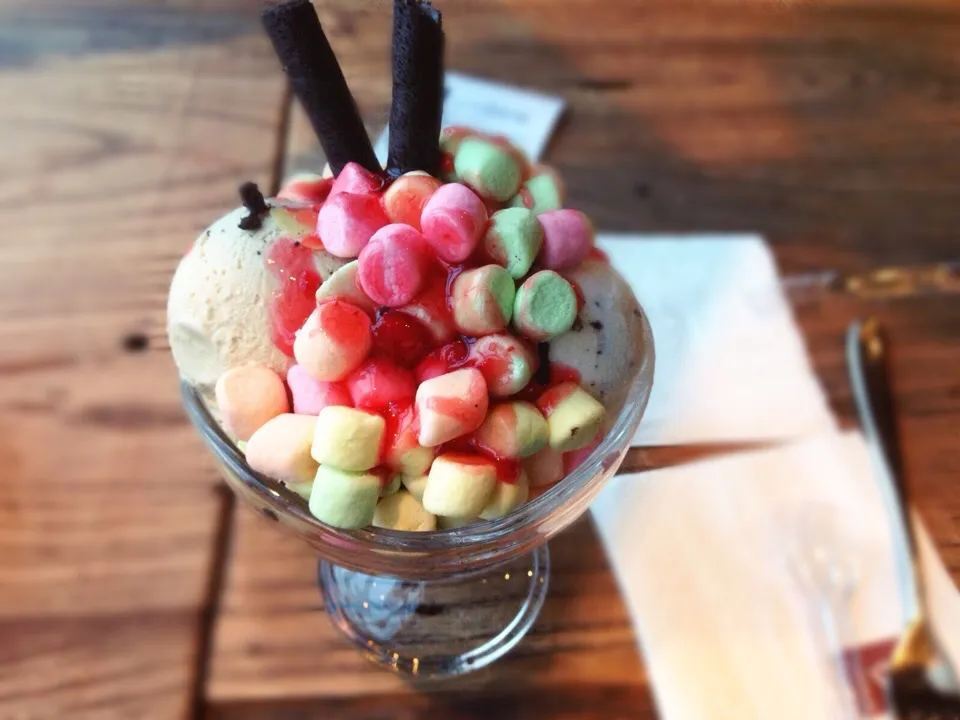 mint and oreo cookie ice cream 🍧 topped with mini marshmallows and strawberry sauce 🍓|CatzeMDさん