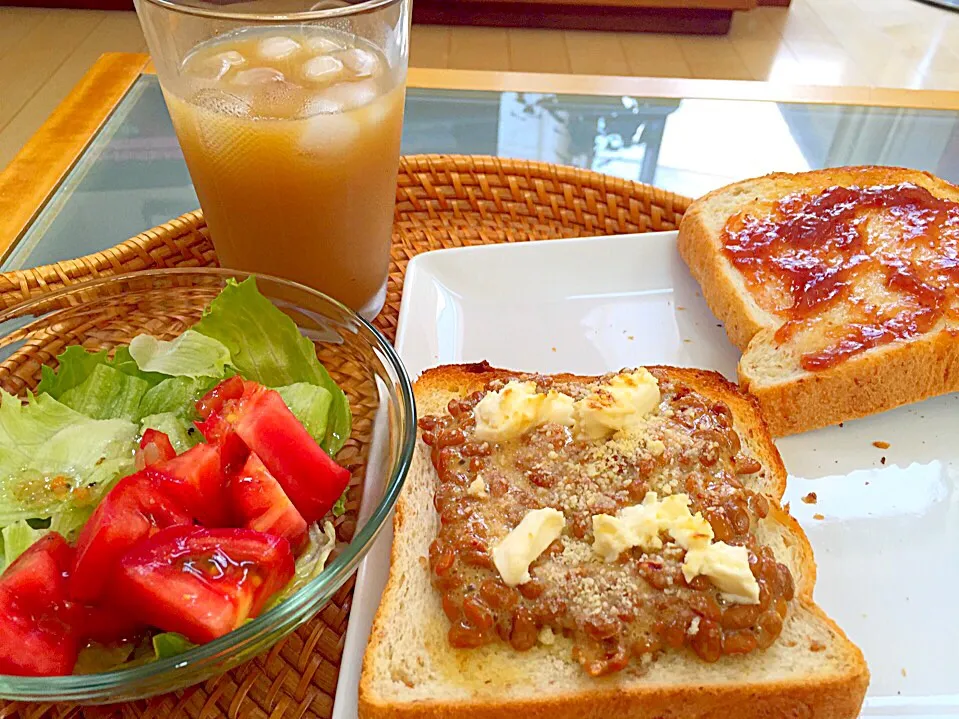 納豆クリチ・バターイチゴシャム トーストとテキトーサラダで朝ごはん😋|Tomomi Booさん