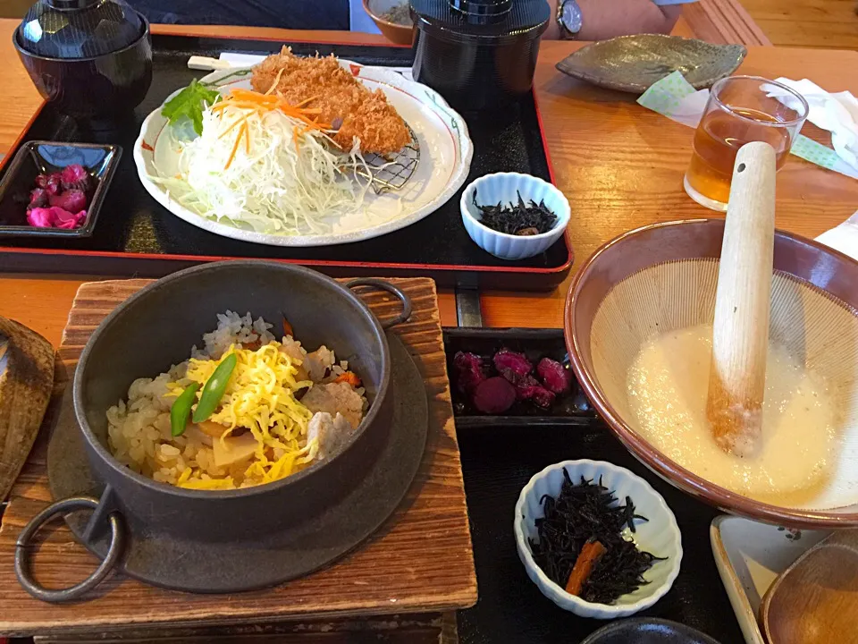 私は釜飯とろろん定食。旦那はロースかつ定食。|たいちさん