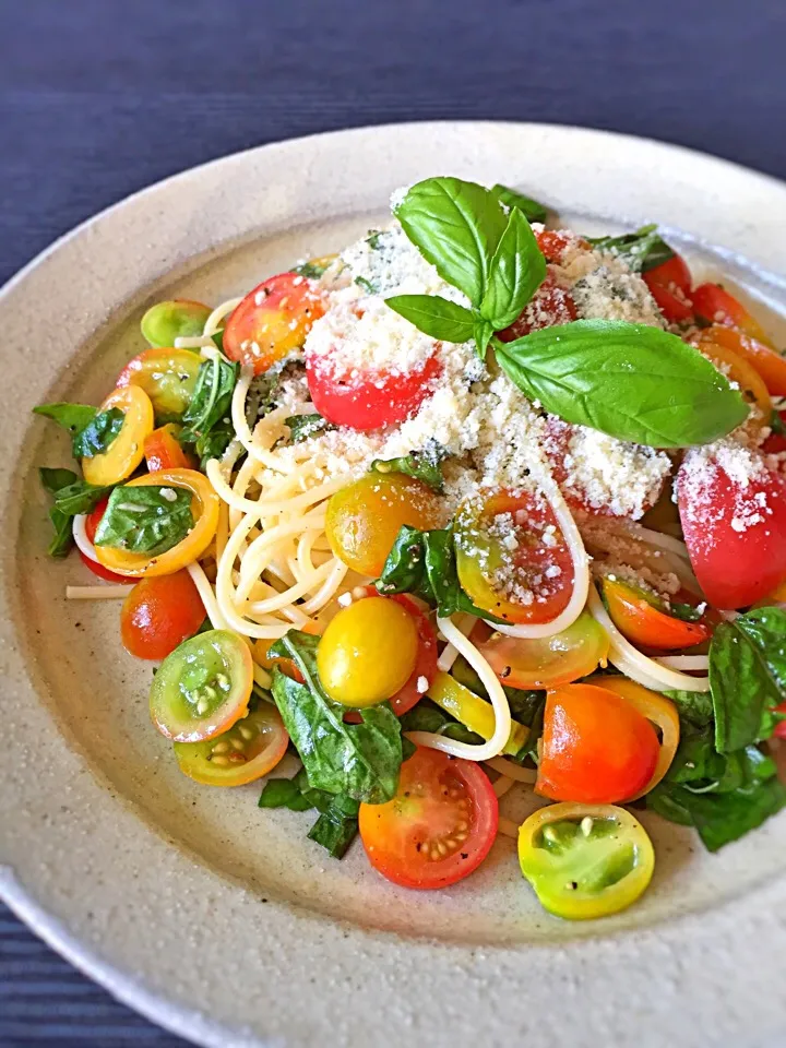 ミニトマトとバジルの冷製パスタ🍅🌿❄️🍝|アッチさん