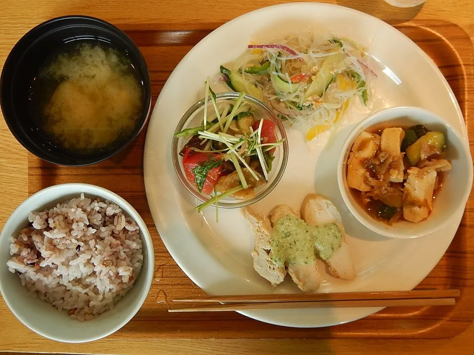 Smoked Chicken with tofu and assorted salad greens. 10 grain rice and miso soup.|Craig Colemanさん