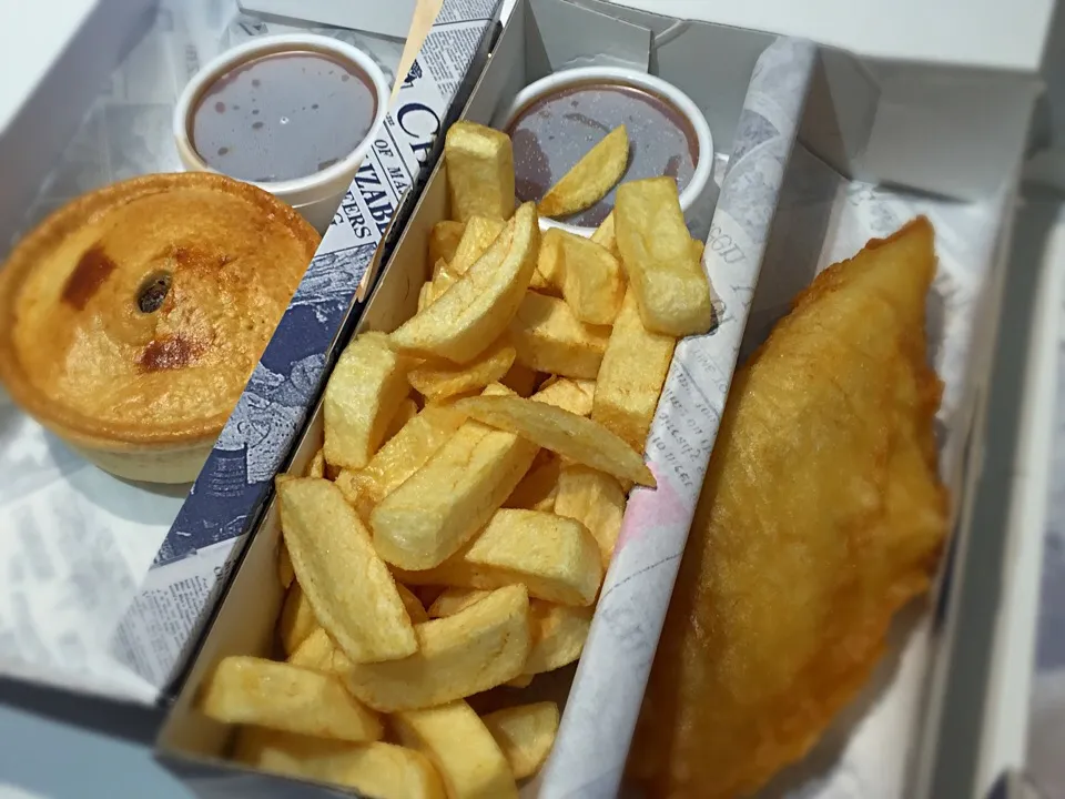 Fish n Chips with a side of Beef n Guiness pie|Samuel Naylorさん