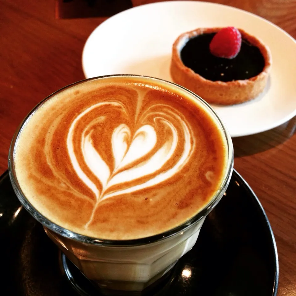 Snapdishの料理写真:Latte. Dark chocolate tart@ Artisan Boulangerie Co|coxiella24さん