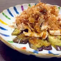 れいちぇる◡̈⃝♩さんの料理♡焼き茄子の茹で鶏のせ、アレンジで鰹節と玉ねぎ入りドレッシング♡|Harukaさん