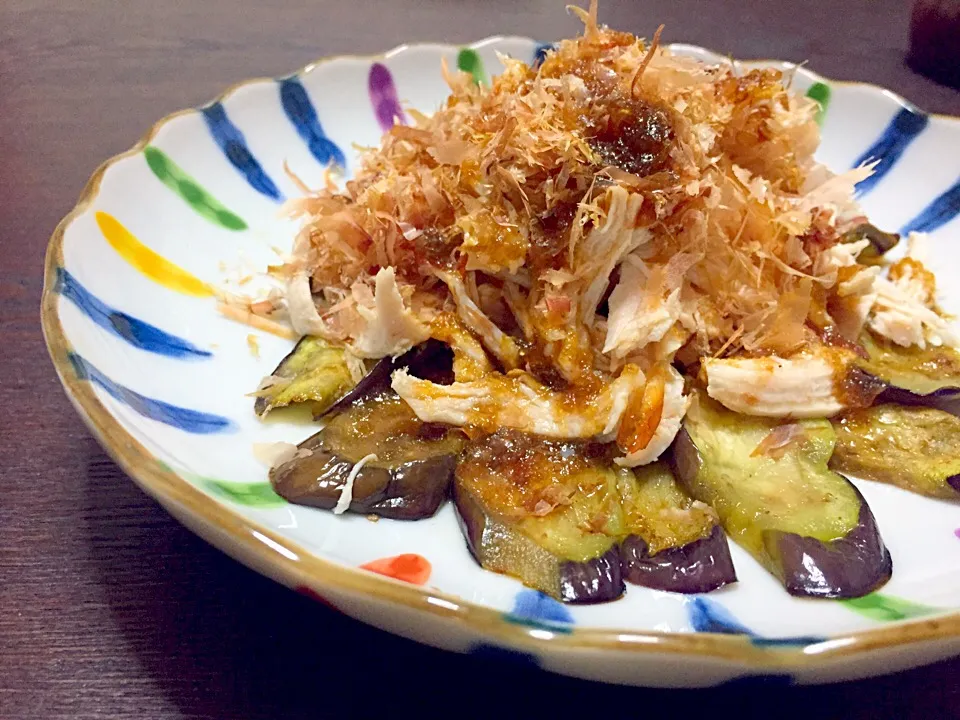 れいちぇる◡̈⃝♩さんの料理♡焼き茄子の茹で鶏のせ、アレンジで鰹節と玉ねぎ入りドレッシング♡|Harukaさん