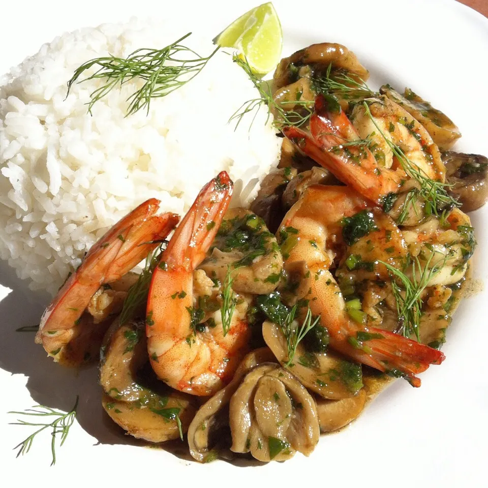 Snapdishの料理写真:Prawn & Mushroom in coriander butter sauce #thaifood|Eat in Thaiさん