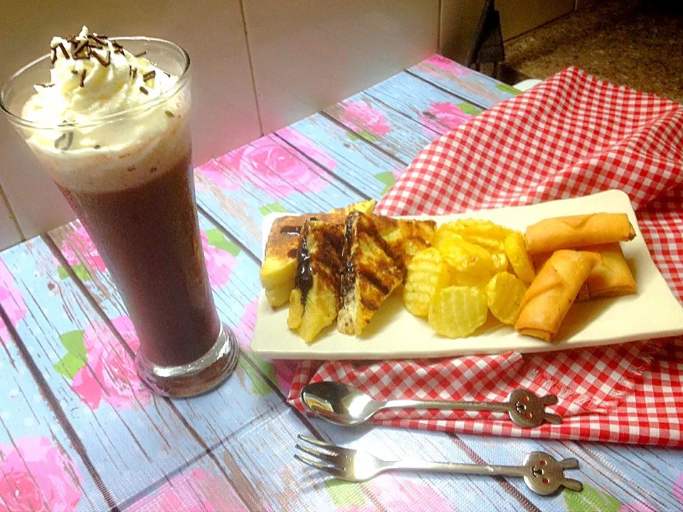 Snapdishの料理写真:icechocolate, toast, potato 🍫🍺🍞🍟|meilizaさん