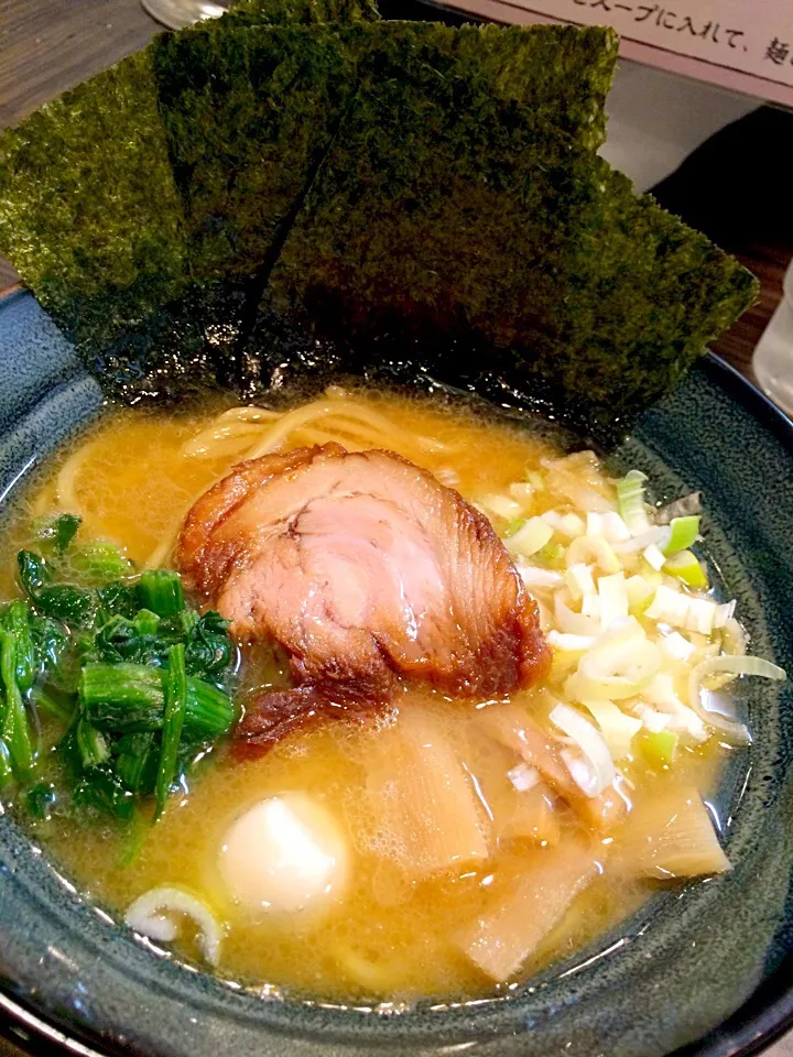 まこ家の豚骨醤油ラーメン|まもくるさん