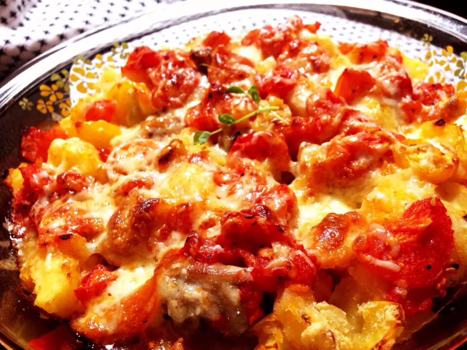 Italian baked chicken with potatoes and cherry tomatoes .|pinkcamomillaさん