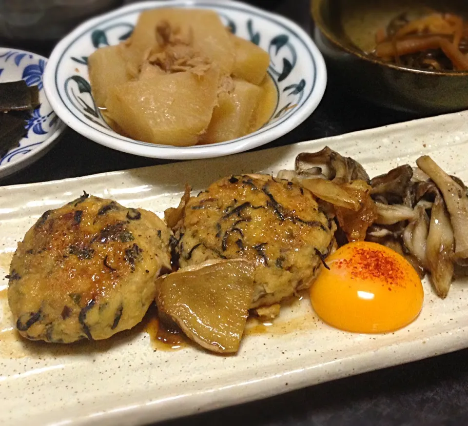 晩ごはん  ひじき入豆腐つくねの照り焼き卵黄添え 舞茸ソテー 大根とツナの煮物 切り昆布の煮物 昆布の味噌漬 キャベツの味噌汁|ぽんたさん