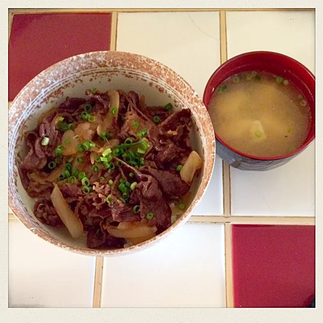 Snapdishの料理写真:牛丼&お味噌汁꒰*´∀`*꒱|とまこ(*^o^*)さん