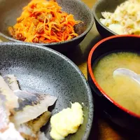 人参のピーナッツソース和えキャベツとツナの梅酢和え・アサリ味噌汁・鯵刺身|herb39michikoさん