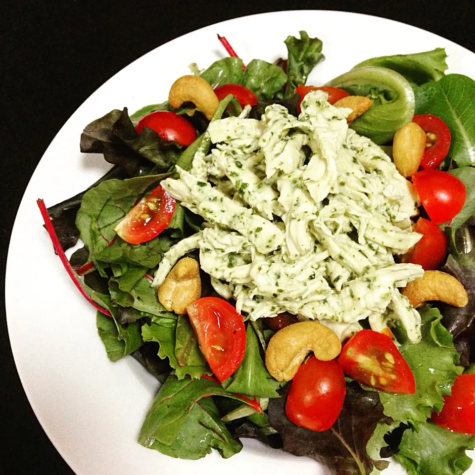 Salad of pesto chicken on mixed greens with cherry tomatoes, spiced cashews and lime vinaigrette|coxiella24さん