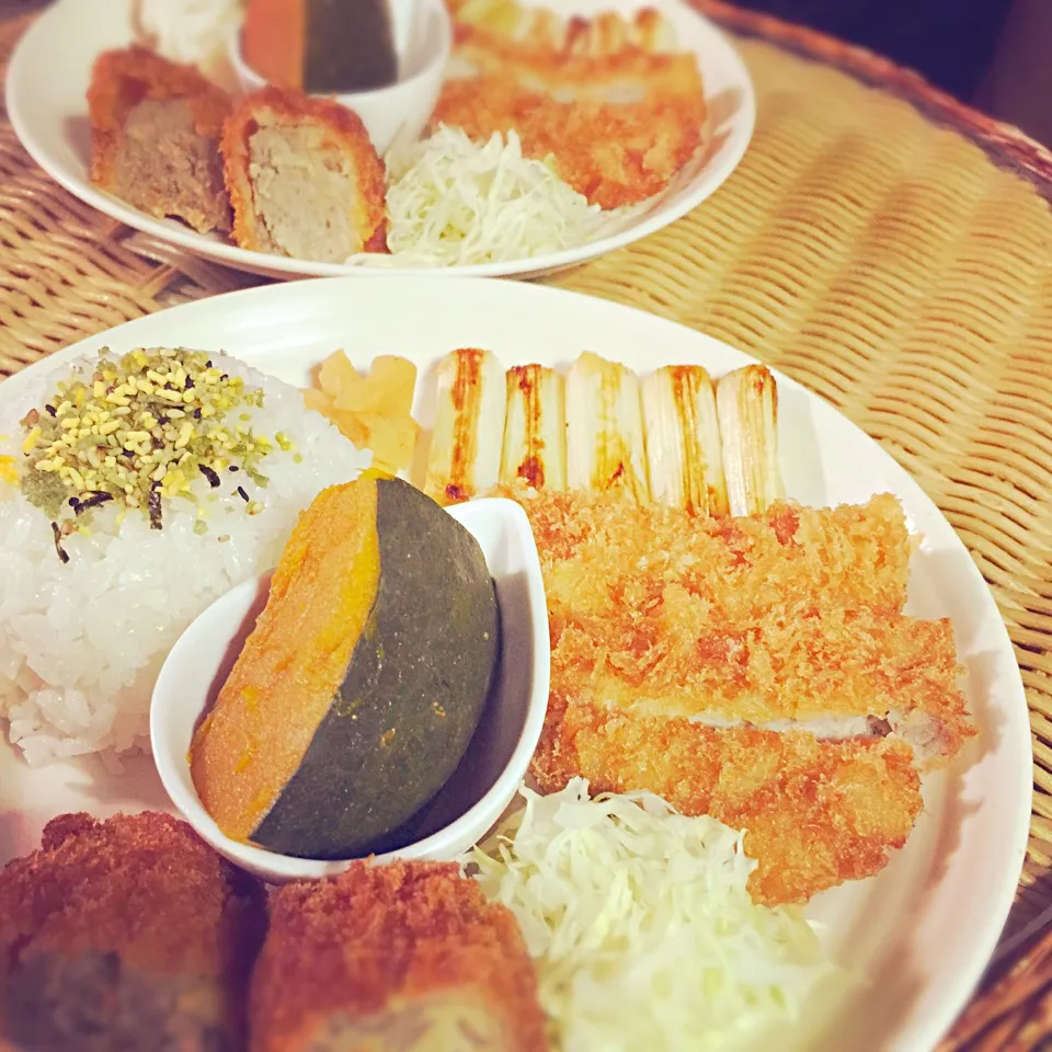 Snapdishの料理写真:ネギ焼き
豚カツ
ふりかけごはん
コロッケ（ローソン）
メンチカツ（ローソン）
カボチャの煮物（残り物）

食べさせ過ぎたかお母さんが太りました…w
なのにお母さんがローソンの揚げ物を大量に買って来ていたので盛り付けてあげましたww|愛さん