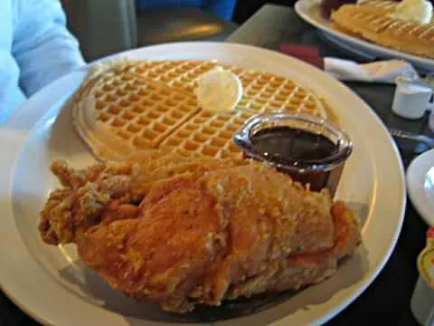 Crunchy Frieds Chicken Breast And Buttermilk Waffles W/ Butter Pecan Syrup|Sheila Harrisさん