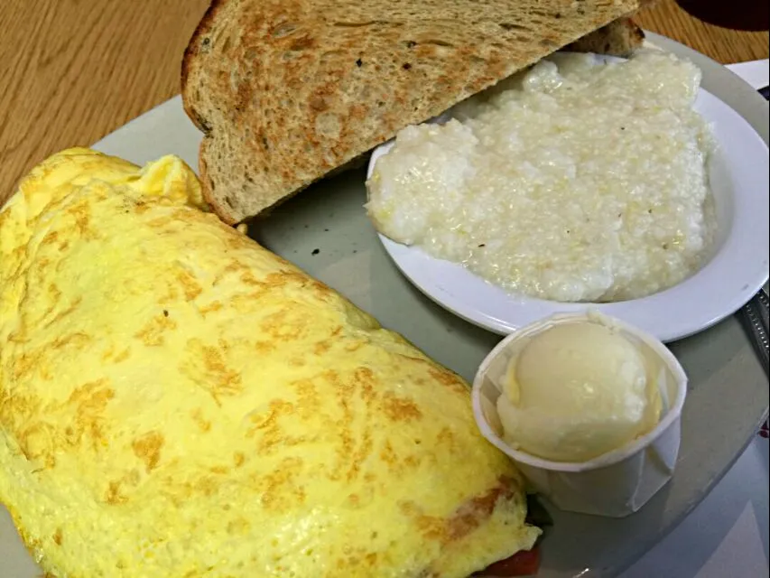 Having #Breakfast/Brunch at Oakland Organic Farmer's Market 🍃 🍓 🍃 Mushroom & Cheese Omelette #Main dish with a #Side dish of Grits & Whole Wheat Toast #Bread #E|Alisha GodsglamGirl Matthewsさん