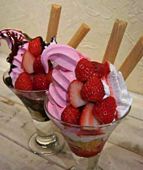 Soft Serve Strawberry And Vanilla Ice Cream W/ Hershy Chocolate Syrup Cut in Half Strawberries  And Cinnamon  Sticks|Sheila Harrisさん