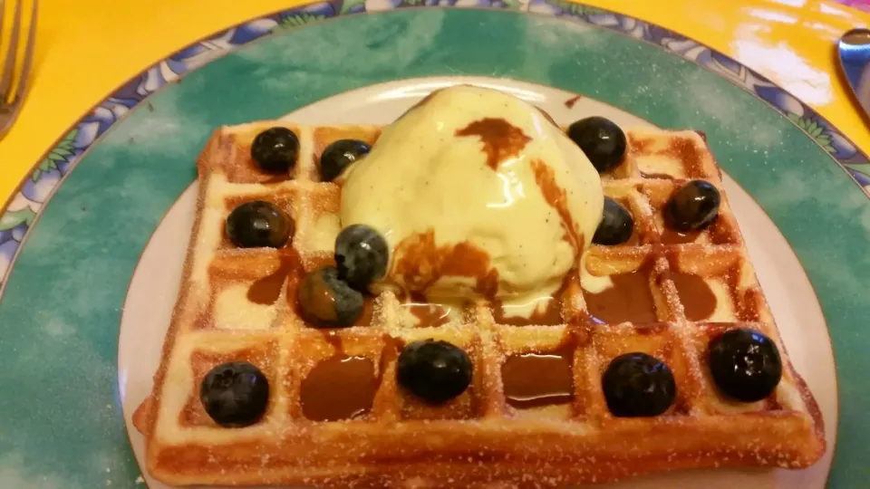 Snapdishの料理写真:Waffles / Waffeln with homemade vanille ice cream after a recipe of Johann Lafer|Najeskaさん