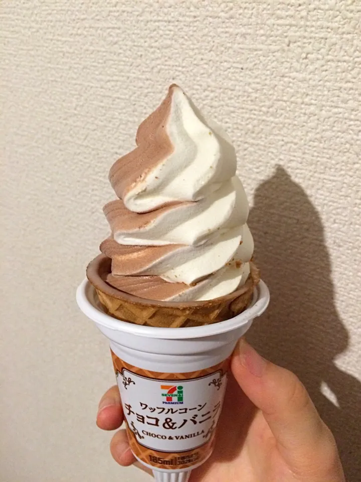 ワッフルコーン チョコ&バニラ✨🍦|まきんすぱん///さん