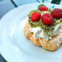 Mini pavlova topped with freshly whipped cream, fresh strawberries and a kiwi puree|Julie Tranさん