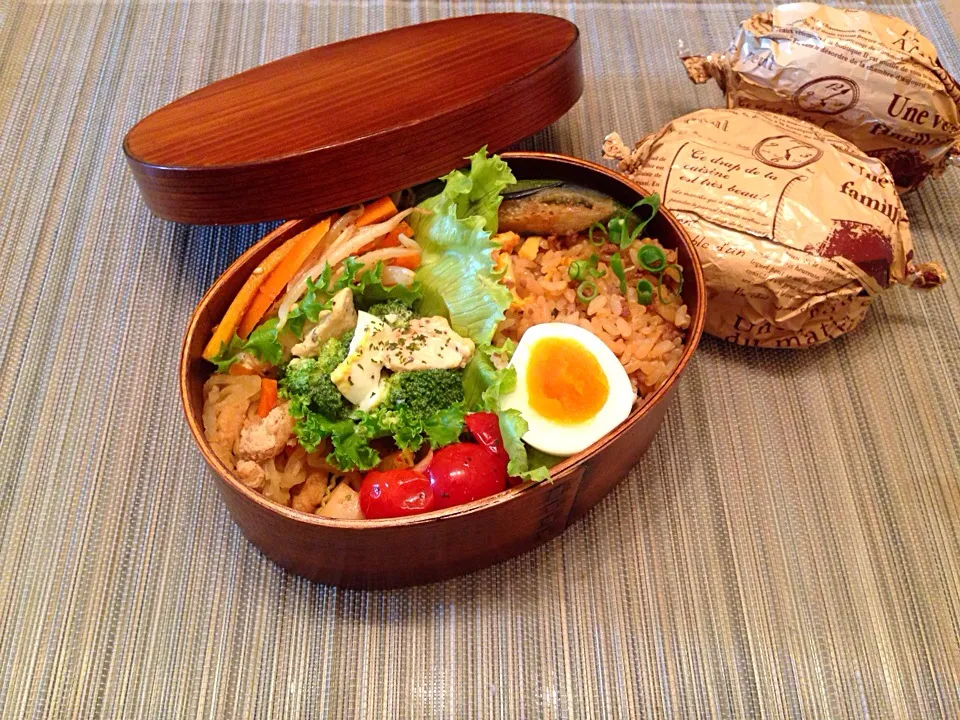 今日べん
．
▷肉味噌レタス炒飯
▷エリンギとまとパプリカの塩胡椒炒め
▷ぶろっこりーとささみのレモンマヨネーズ炒め
▷もやしとにんじんのナムル
▷切り干し大根
▷なすときゅうりの煮浸し
．|おいなりさん