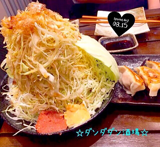 Snapdishの料理写真:☆★お出かけディナー★☆ダンダダン酒場の本当に『山盛りキャベツサラダ』♪|さとみさん