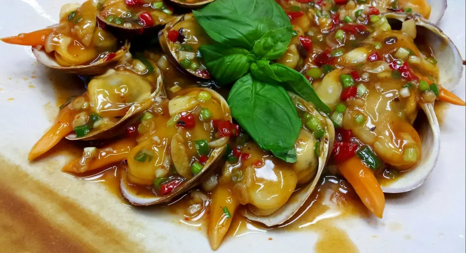 Snapdishの料理写真:clams in Thai chili sauce|steven z.y.さん