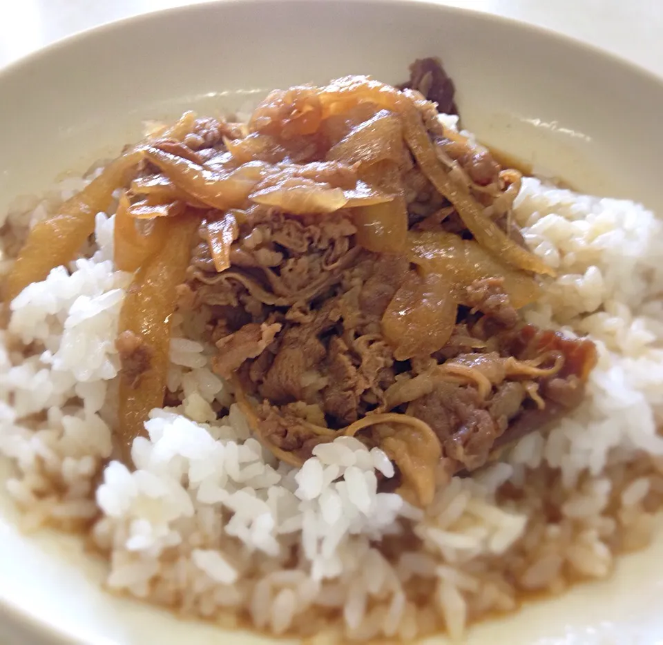 Snapdishの料理写真:昼ごはん つゆだくレトルト牛丼|ぽんたさん