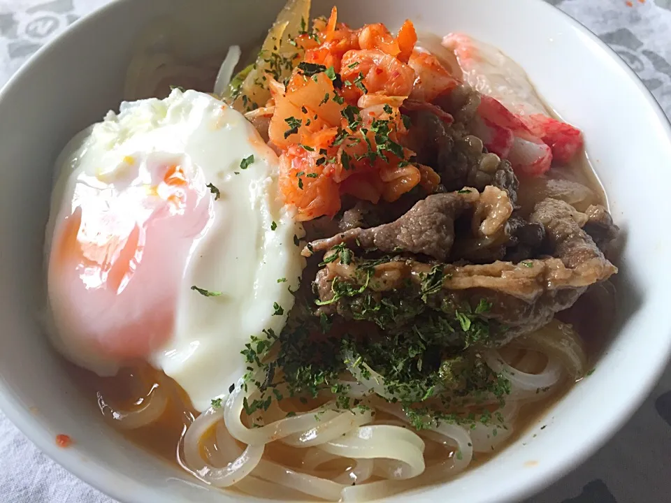 冷麺。（昨日の焼肉の残りやらで、あり合わせ）自家製ドライ大葉をふりかけて。|もじゅさん