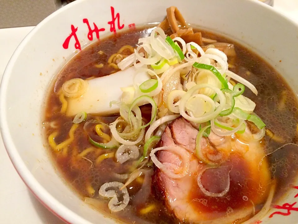 Snapdishの料理写真:新横浜ラー博 すみれ 醤油ラーメン|uchiyama あにきさん