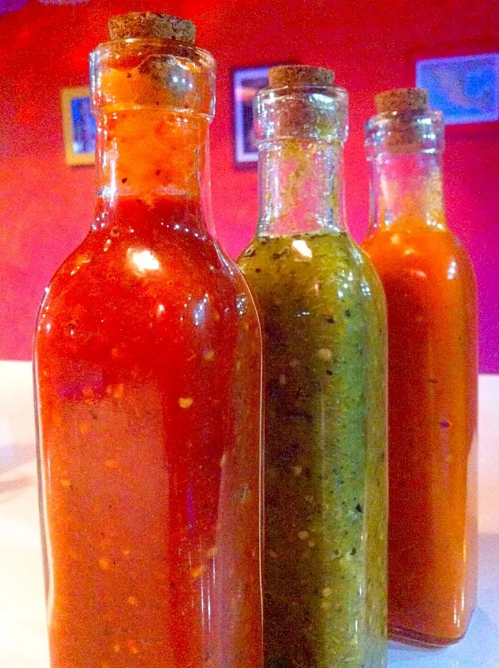 Sabroso's salsas

Salsa Roja - mild and delicious tomato sauce.

Salsa Verde - Delicious green chilly and herbs hot sauce.

Salsa Borracha - Super Hot chilly an|Jorge Bernal Márquezさん