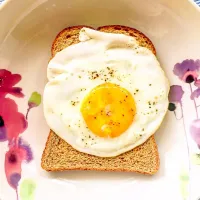 Snapdishの料理写真:Toasted bread with Sunny side up egg #BasicBreakfast 🍳🇬🇧|Philthaiさん