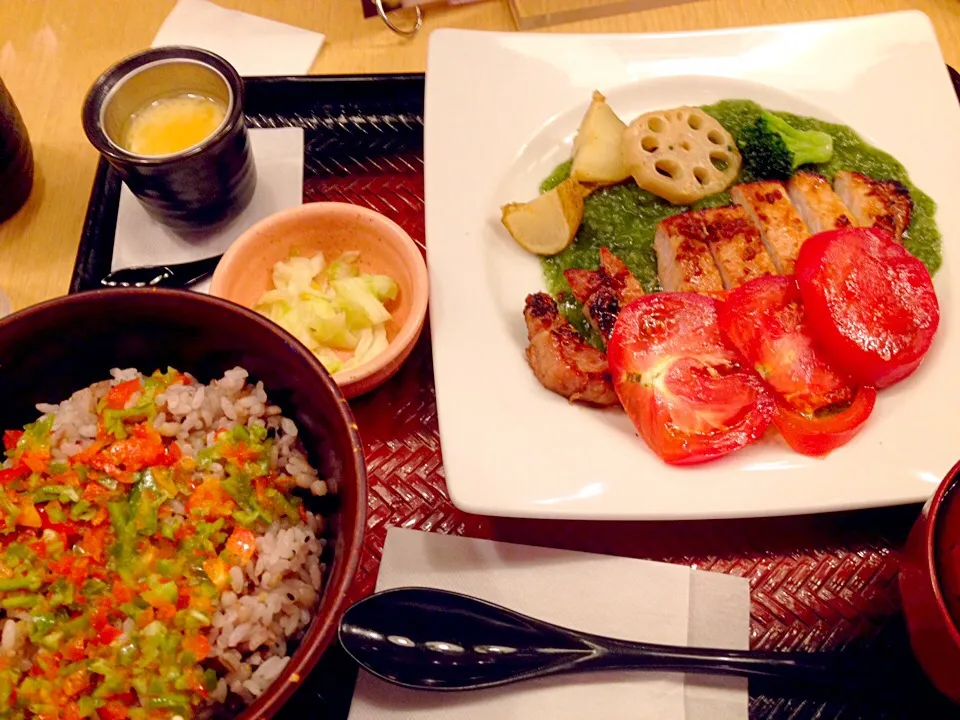 醤油麹漬け四元豚ロース炭火焼き定食〜ほうれん草と蕪ソース〜やさい五穀ごはん1368円也|秋山知隆さん