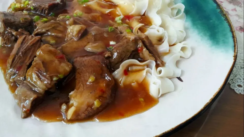 Snapdishの料理写真:牛腩捞面。。。noodle with braised brisket|steven z.y.さん