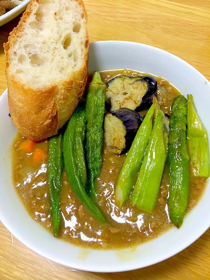 Snapdishの料理写真:ひき肉たっぷりカレーの夏野菜のせ|こむぎさん