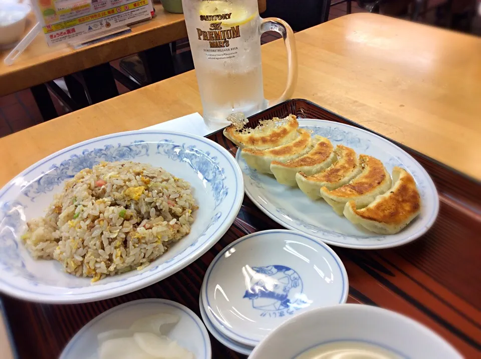 Snapdishの料理写真:チャーハン餃子😋|アライさんさん